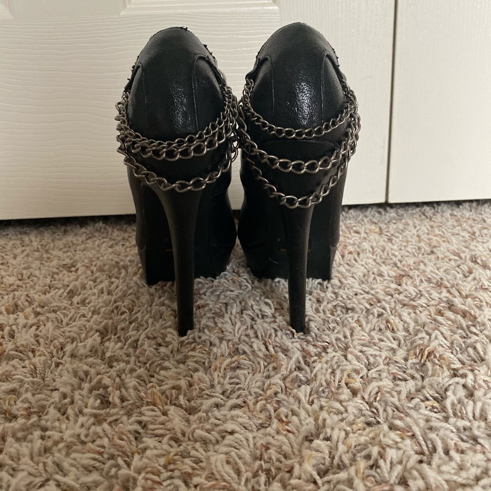 Chain heels